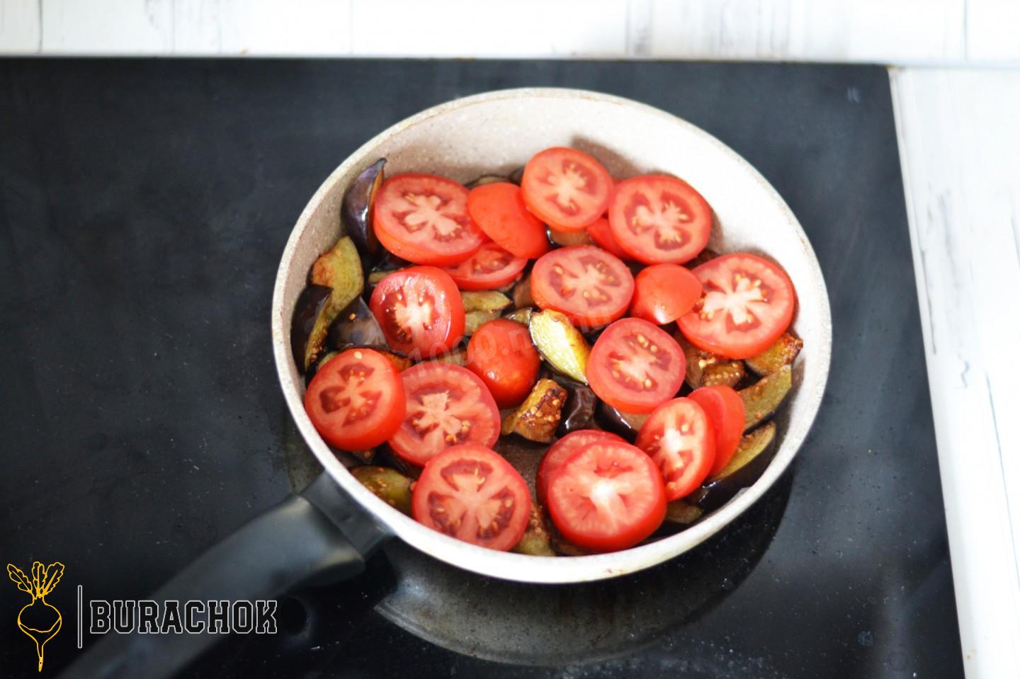 Теплий салат з куркою, баклажанами та помідорами