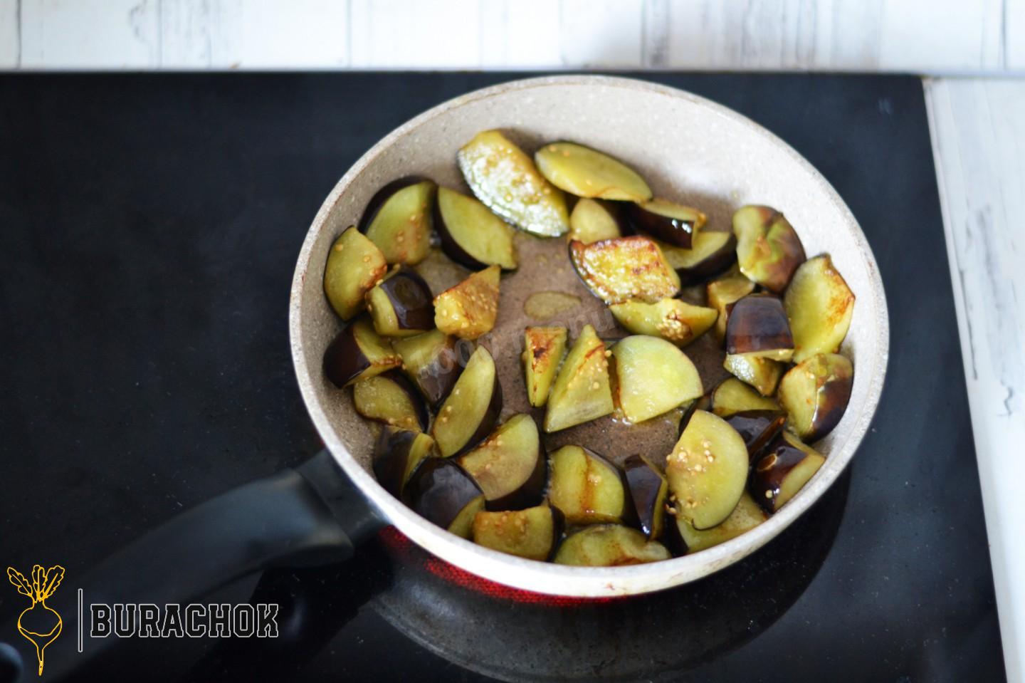 Теплий салат з куркою, баклажанами та помідорами