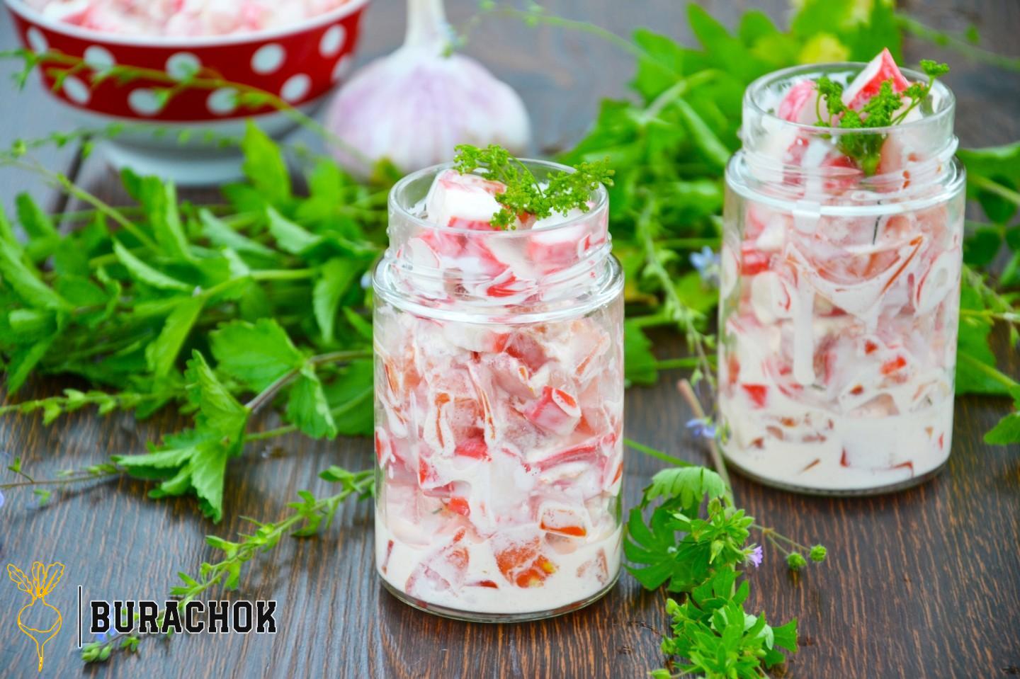 Салат з крабовими паличками та помідорами