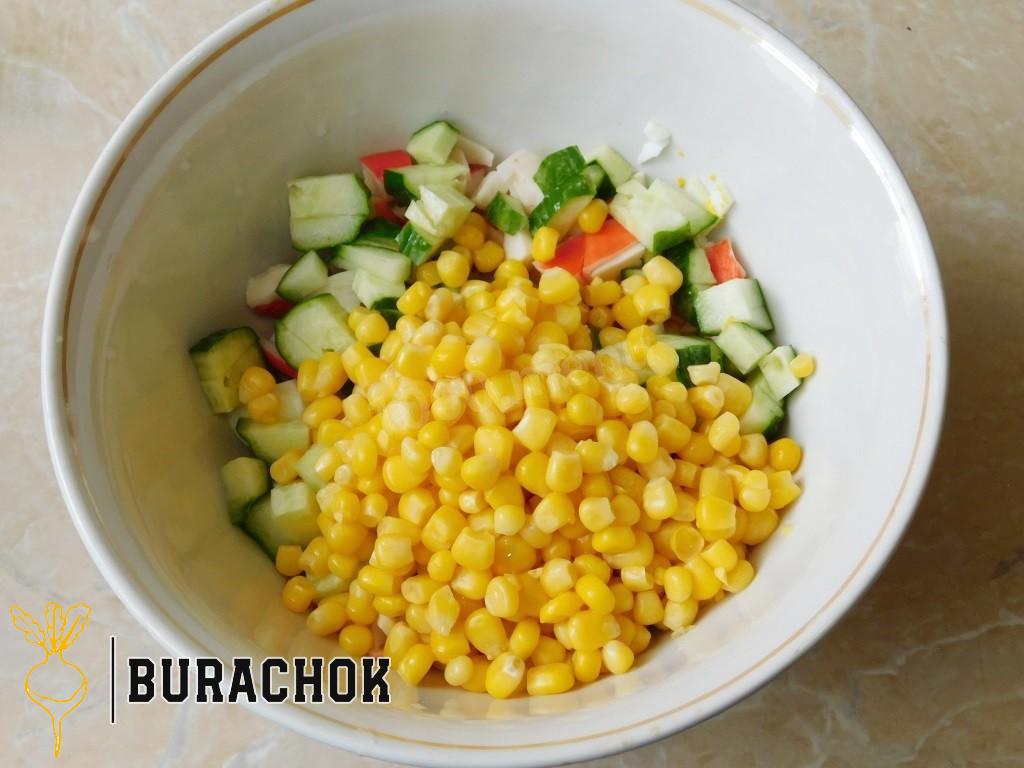 Салат з крабовими паличками, огірком та яйцем