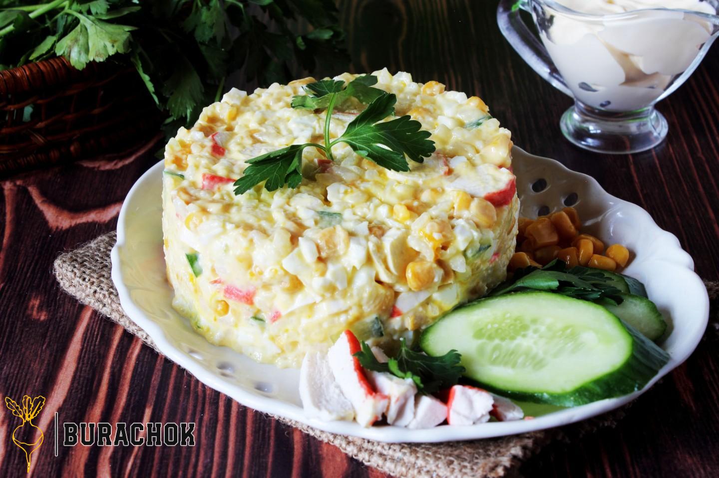 Салат з крабовими паличками та огірками, заправка з йогурту.