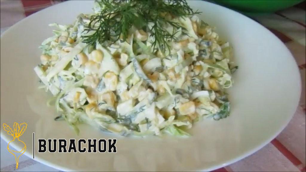 Салат з молодої капусти з кукурудзою та огірками