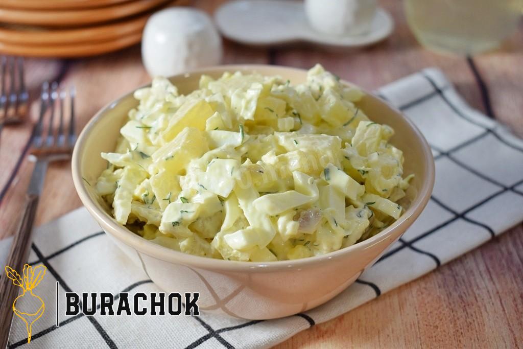 Салат з копченою куркою, пекінською капустою та ананасами