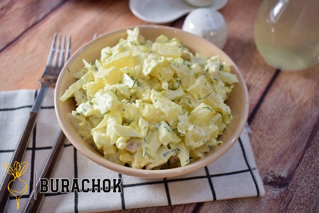 Салат з копченою куркою, пекінською капустою та ананасами