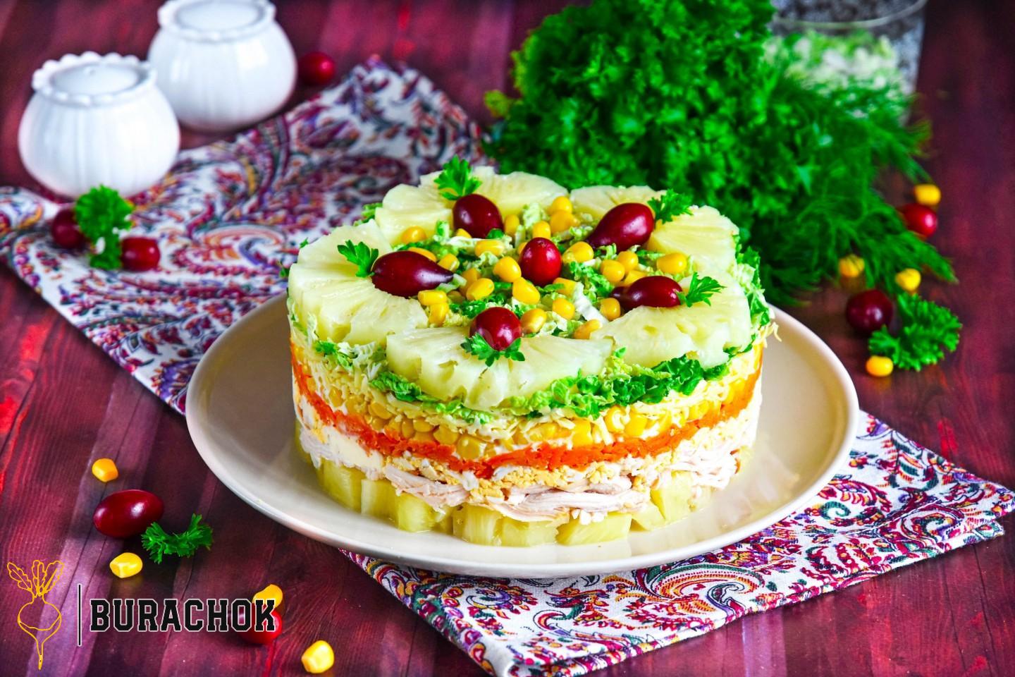 Салат з копченою куркою, ананасом, сиром та кукурудзою