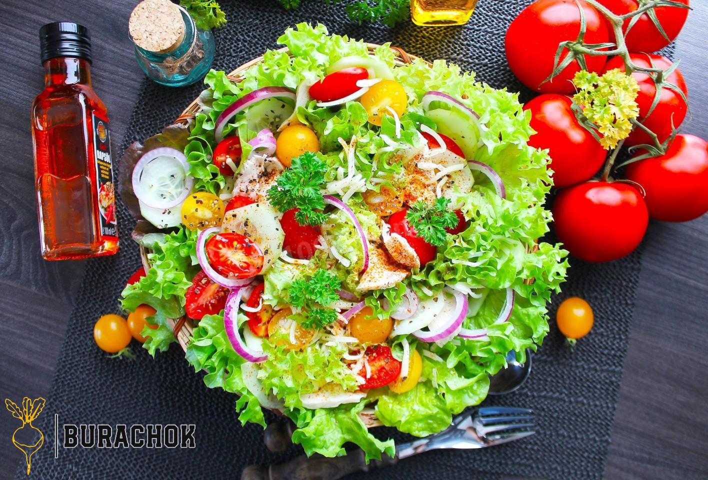 Салат з куркою, огірками та помідорами.