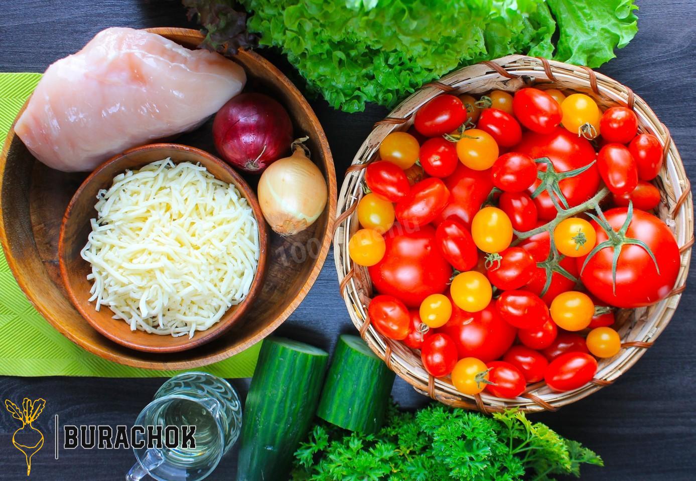 Салат з куркою, огірками та помідорами.