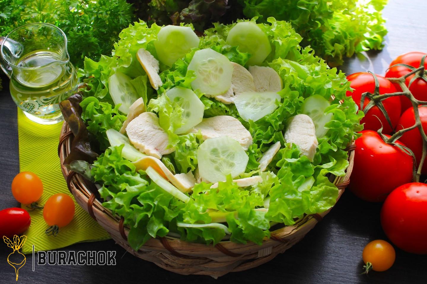 Салат з куркою, огірками та помідорами.