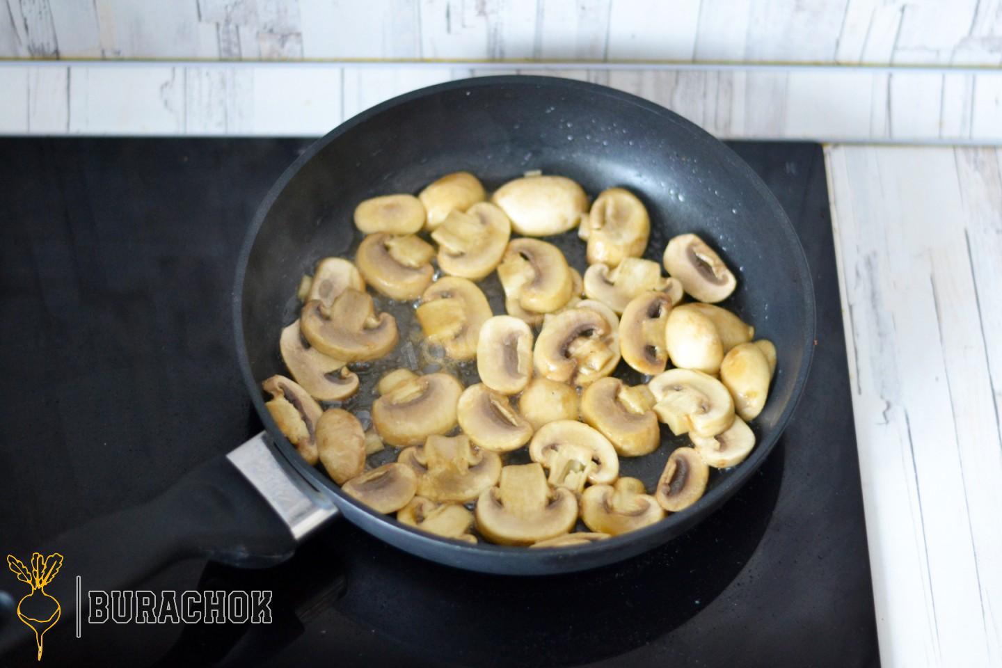 Салат з м'ясом, грибами та огірками