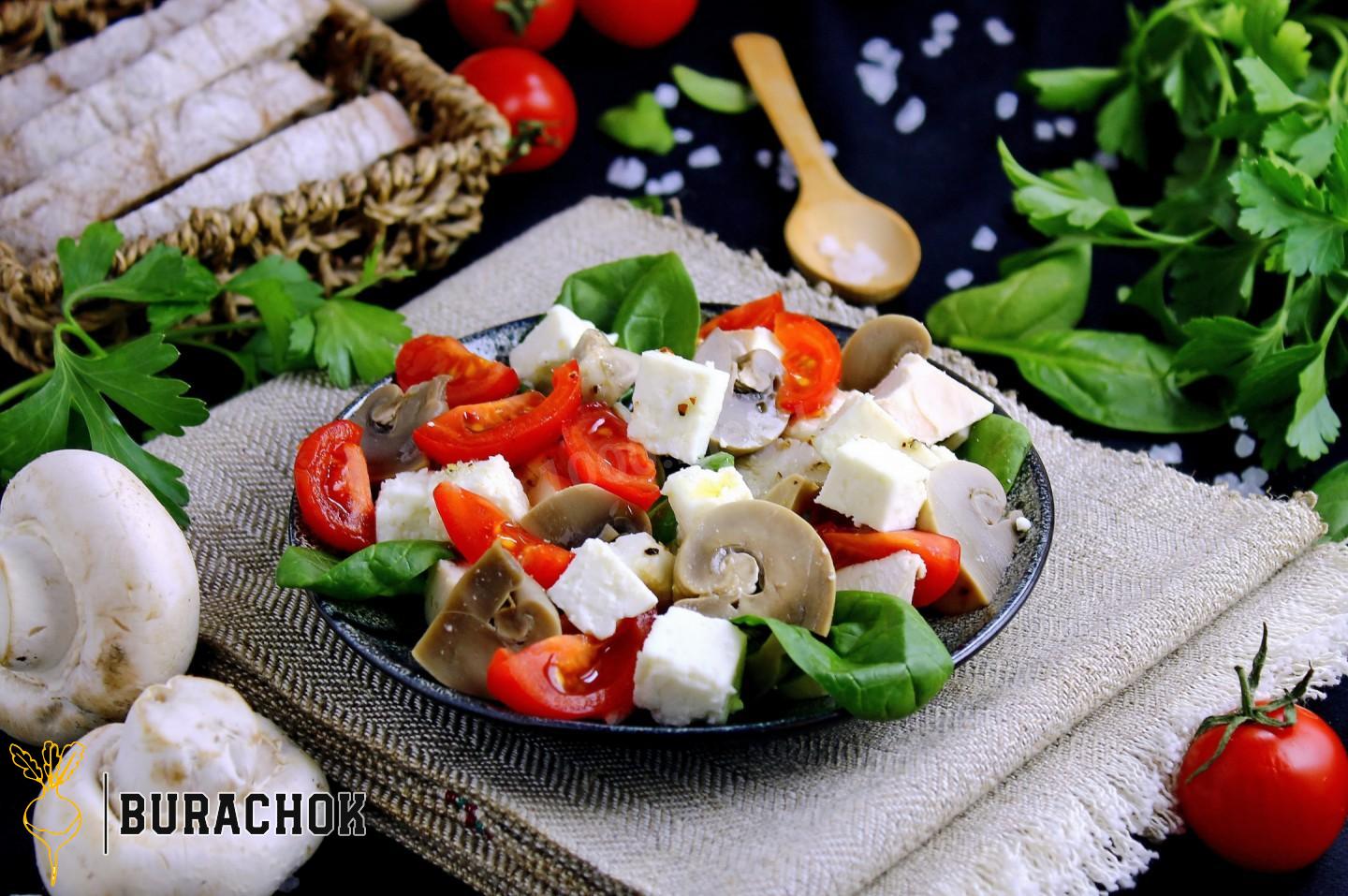 Салат з куркою, шампіньйонами, помідорами та сиром