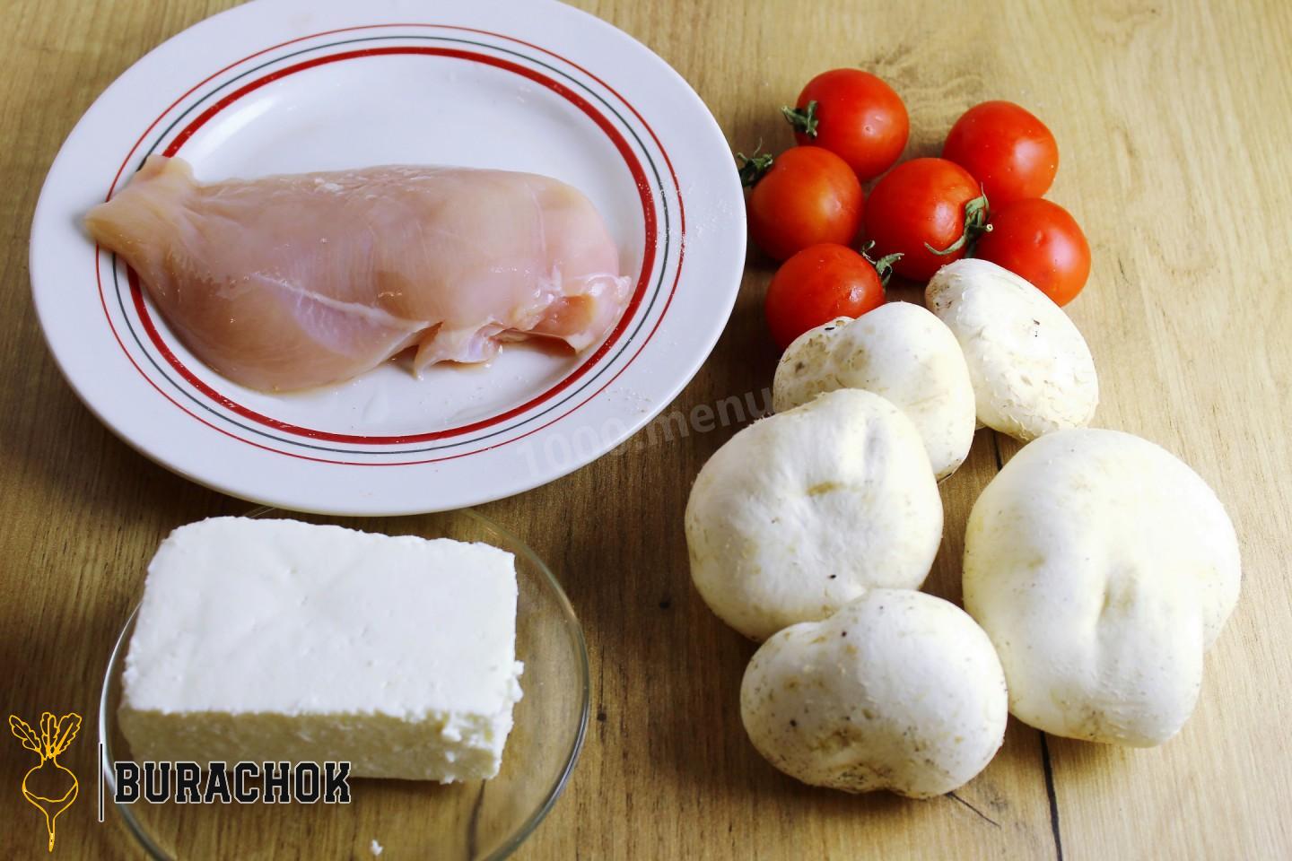 Салат з куркою, шампіньйонами, помідорами та сиром