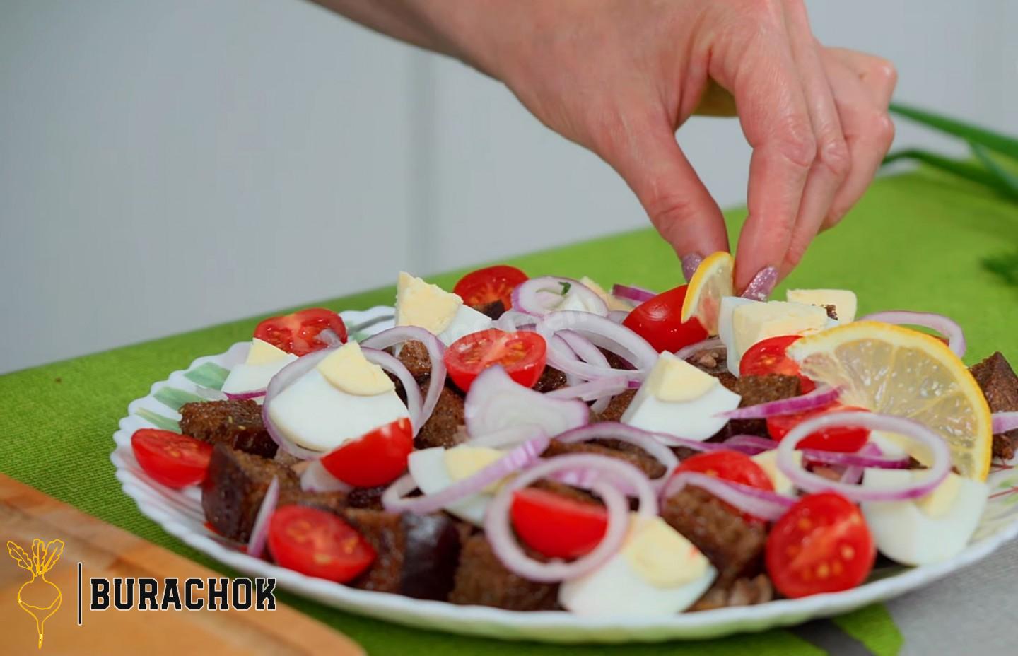 Салат з печінки трески з сухариками та помідорами з цибулею