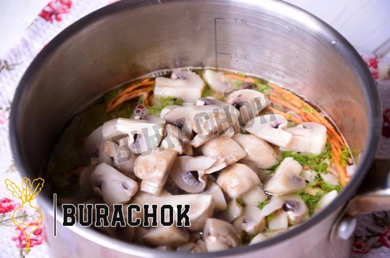 Мариновані шампіньйони з овочами