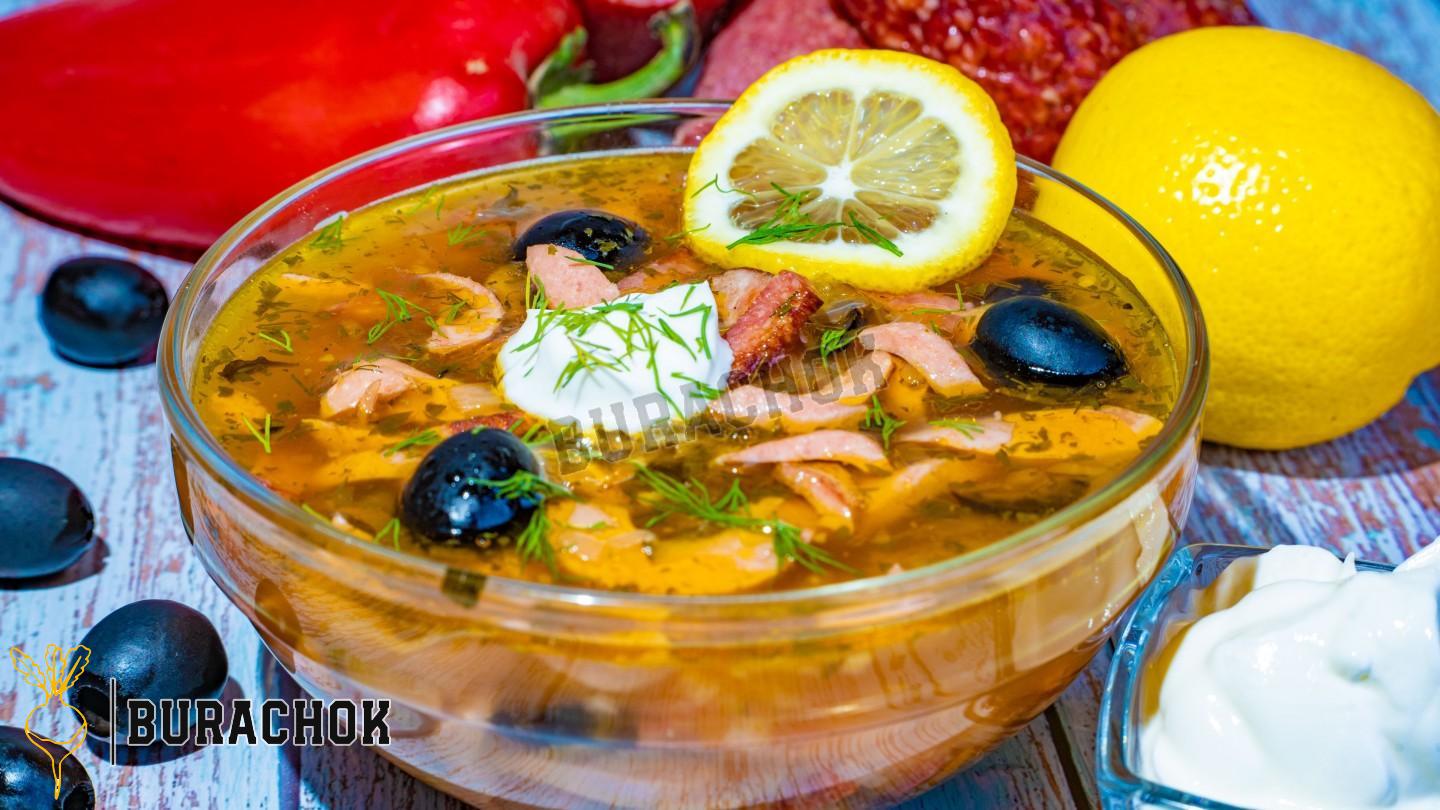 Збірна класична м'ясна солянка з ковбасками копченими