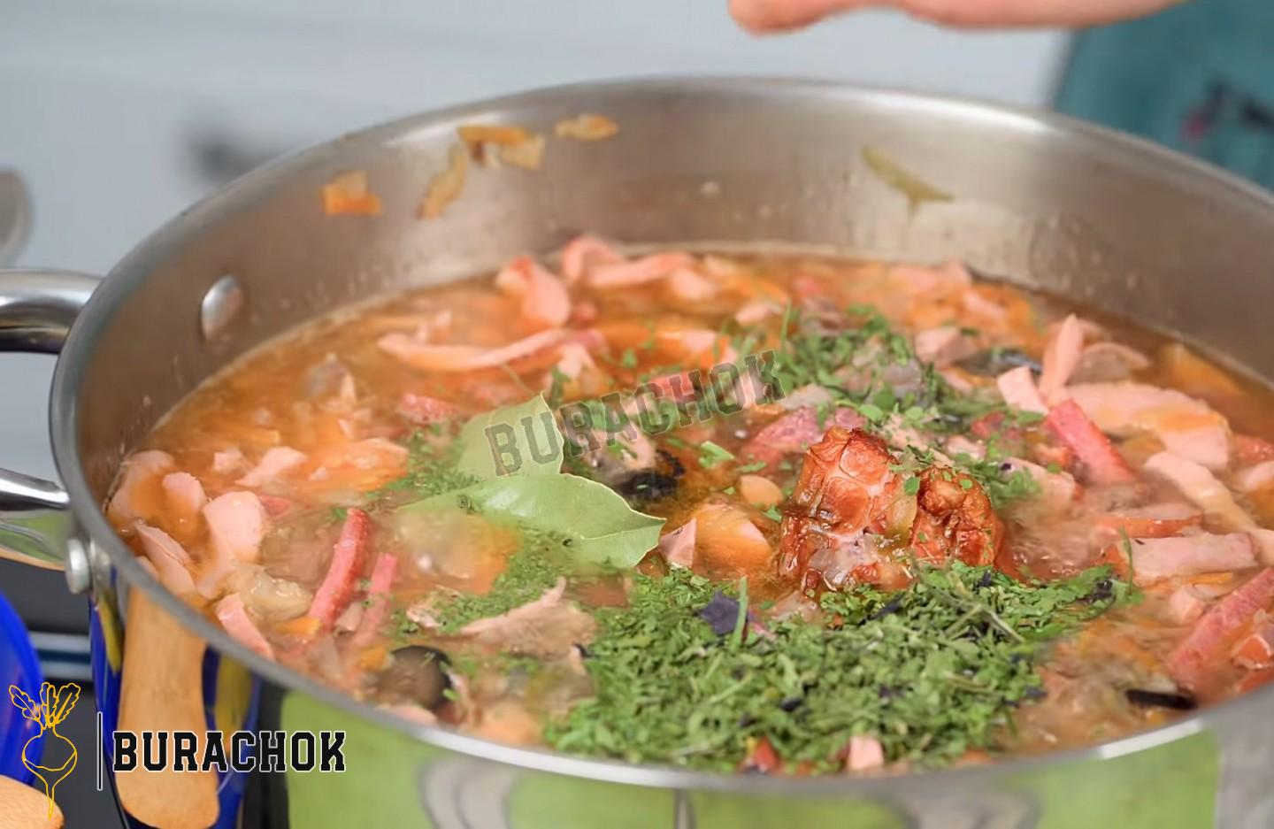 Збірна класична м'ясна солянка з ковбасками копченими