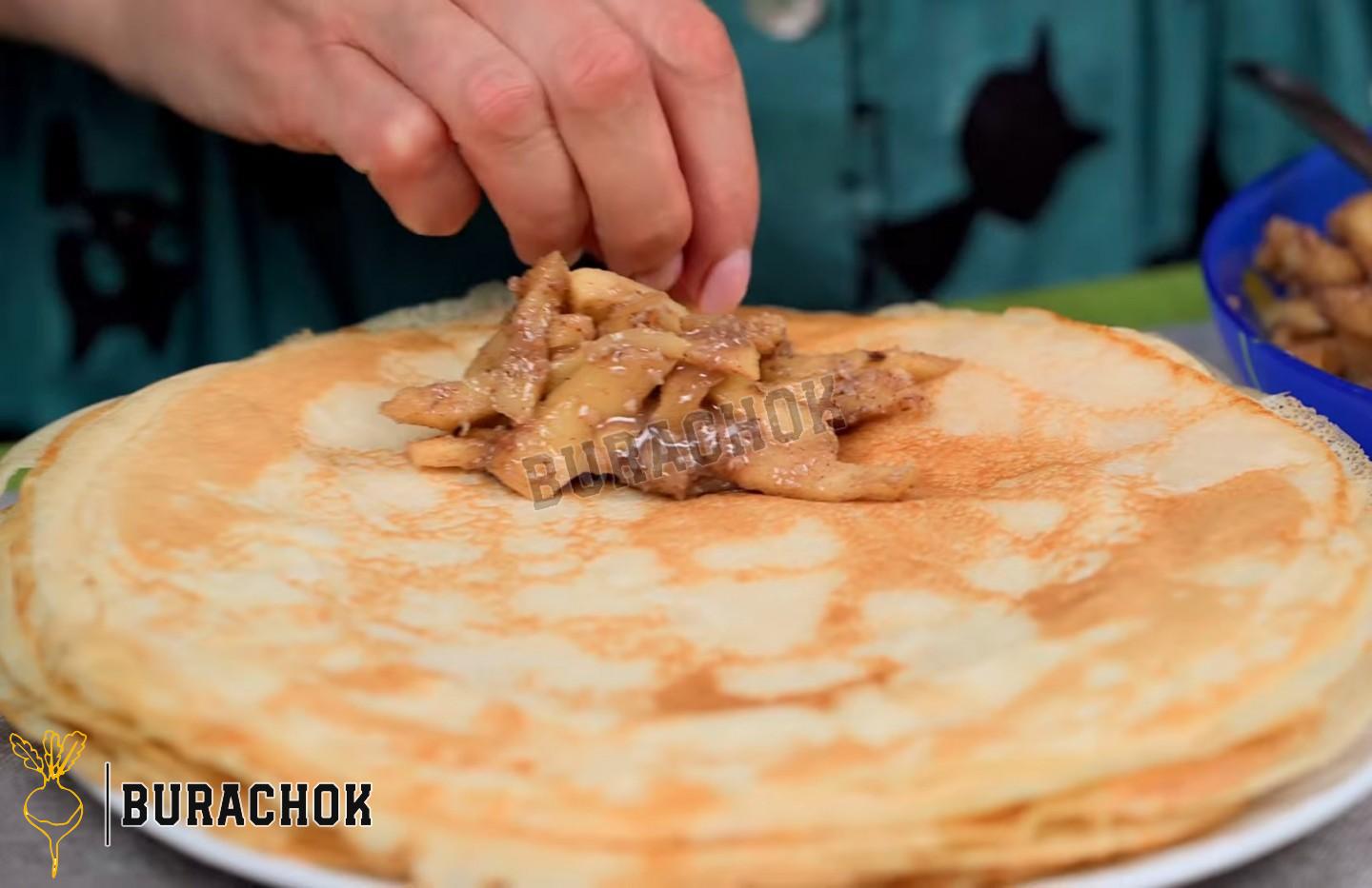 Млинці з яблучною начинкою на кефірі