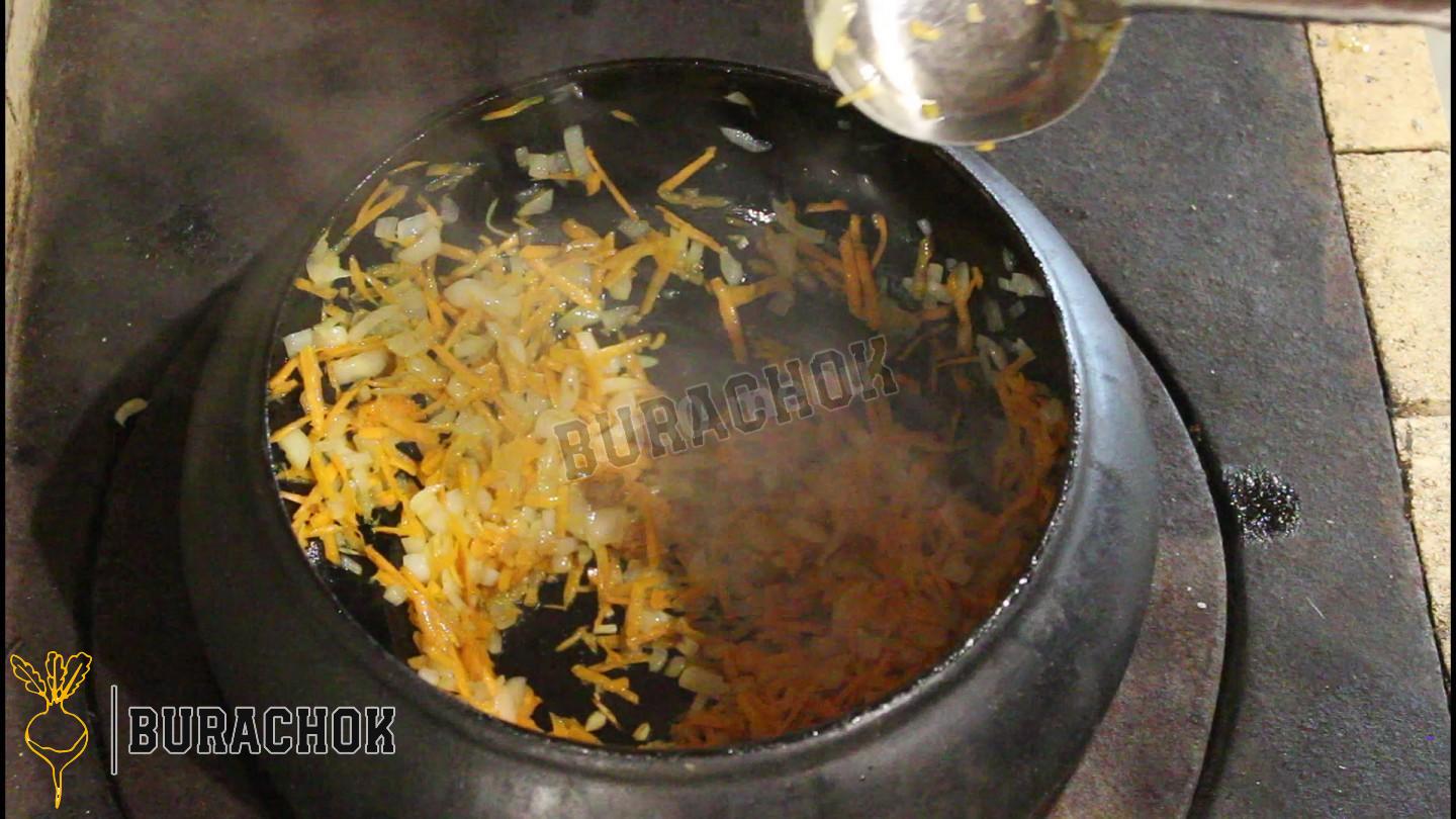 Томлений борщ у казані з кабачками та яблуками