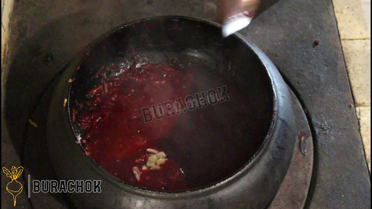 Томлений борщ у казані з кабачками та яблуками