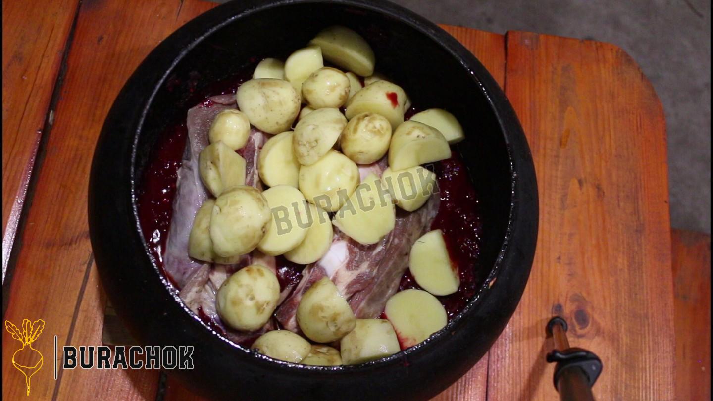 Томлений борщ у казані з кабачками та яблуками