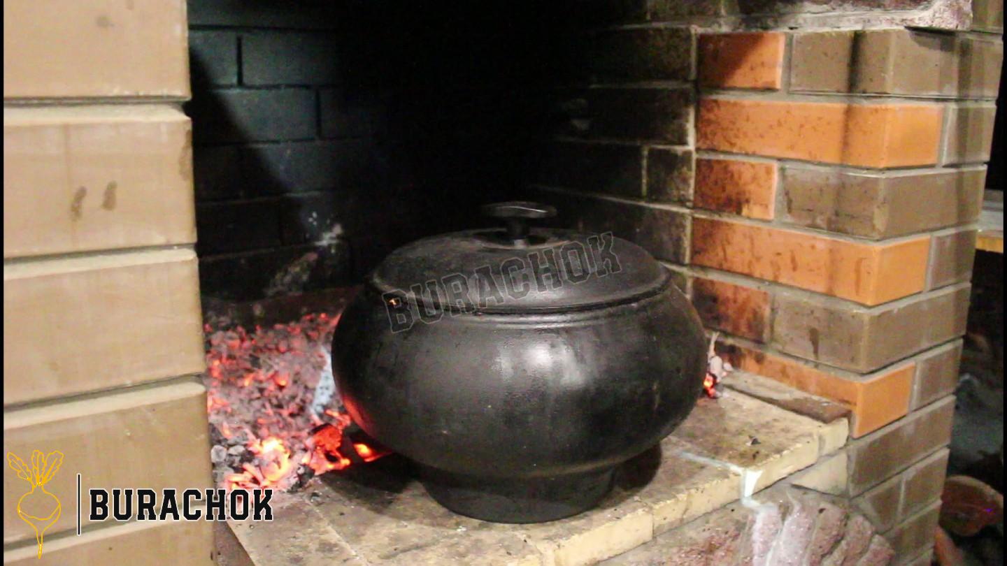 Томлений борщ у казані з кабачками та яблуками