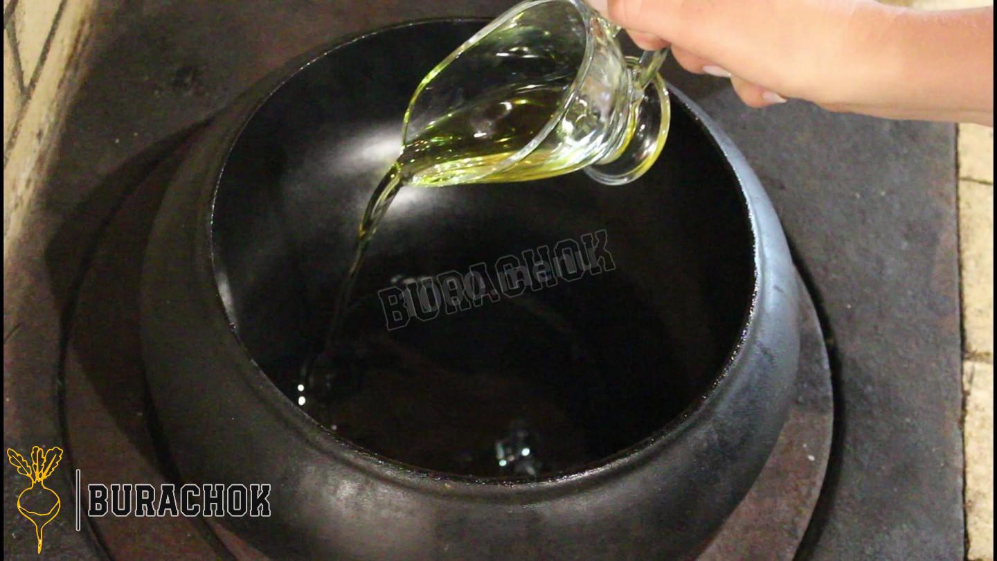 Томлений борщ у казані з кабачками та яблуками