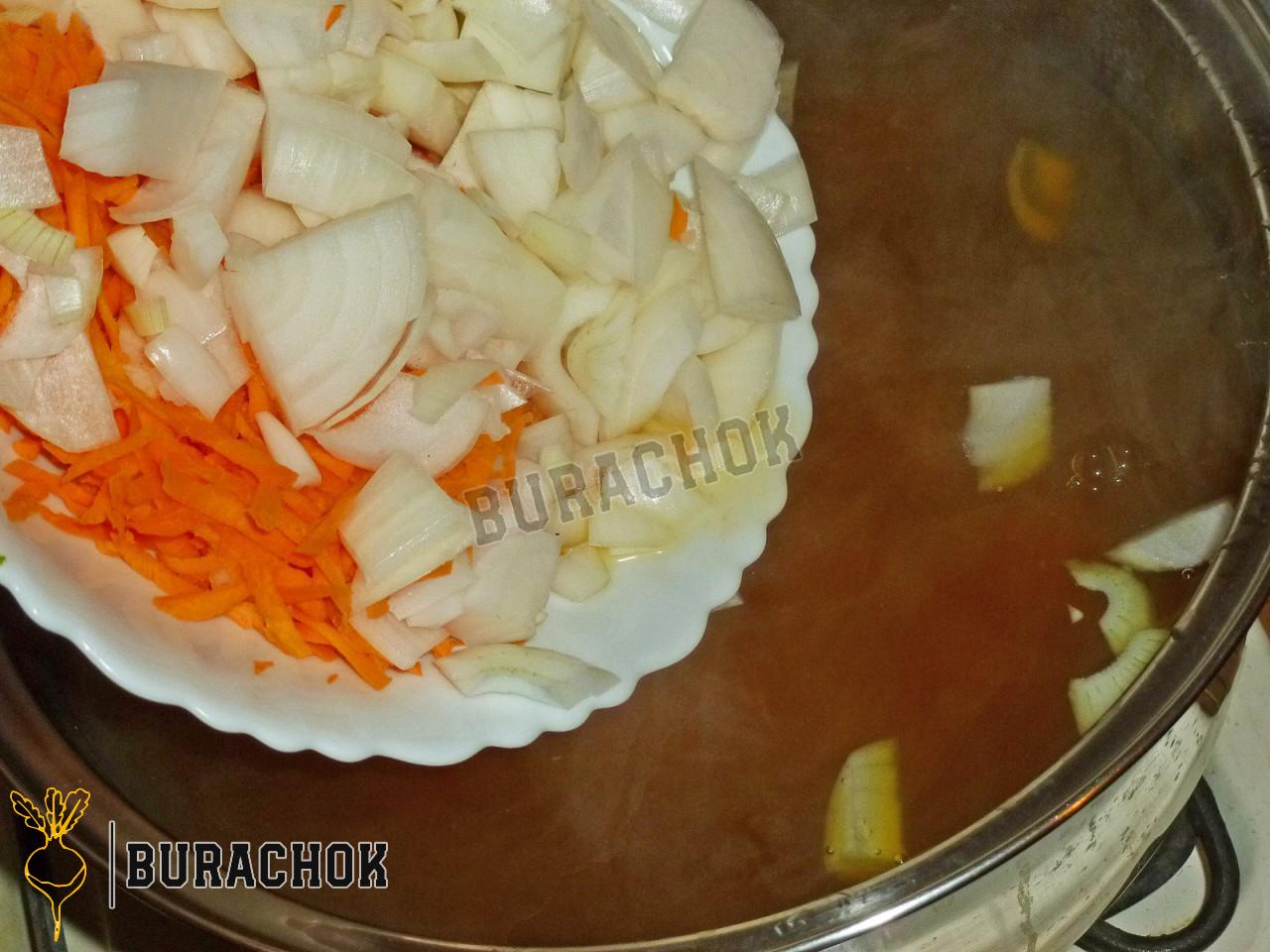 Пісний борщ з сухою квасолею без помідорів