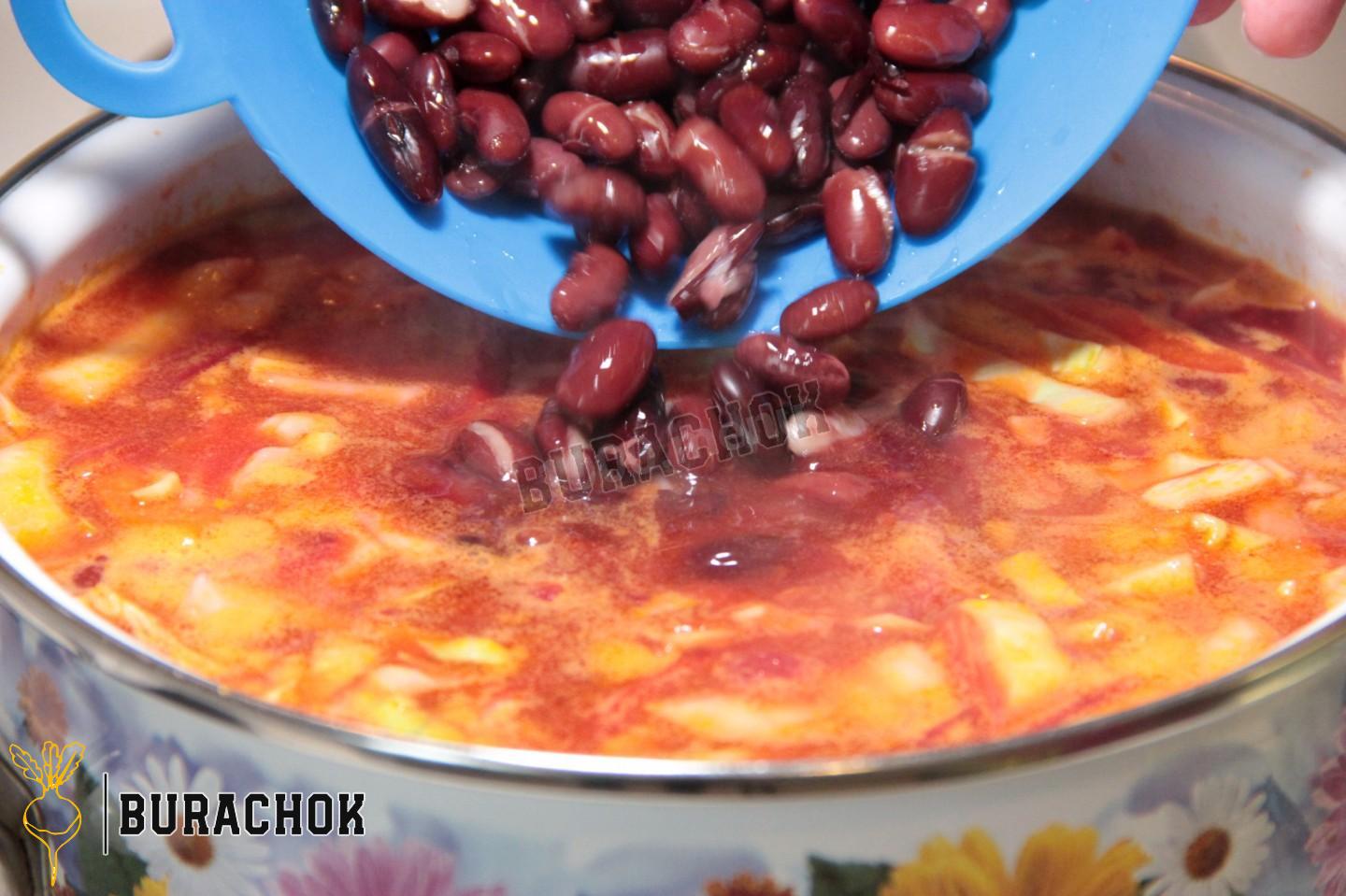 Борщ з квасолею та куркою