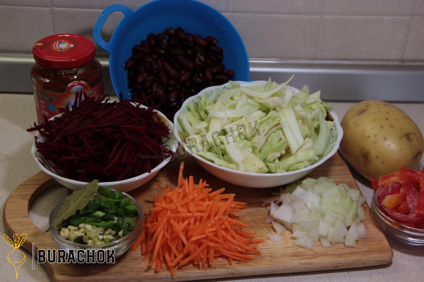 Борщ з квасолею та куркою