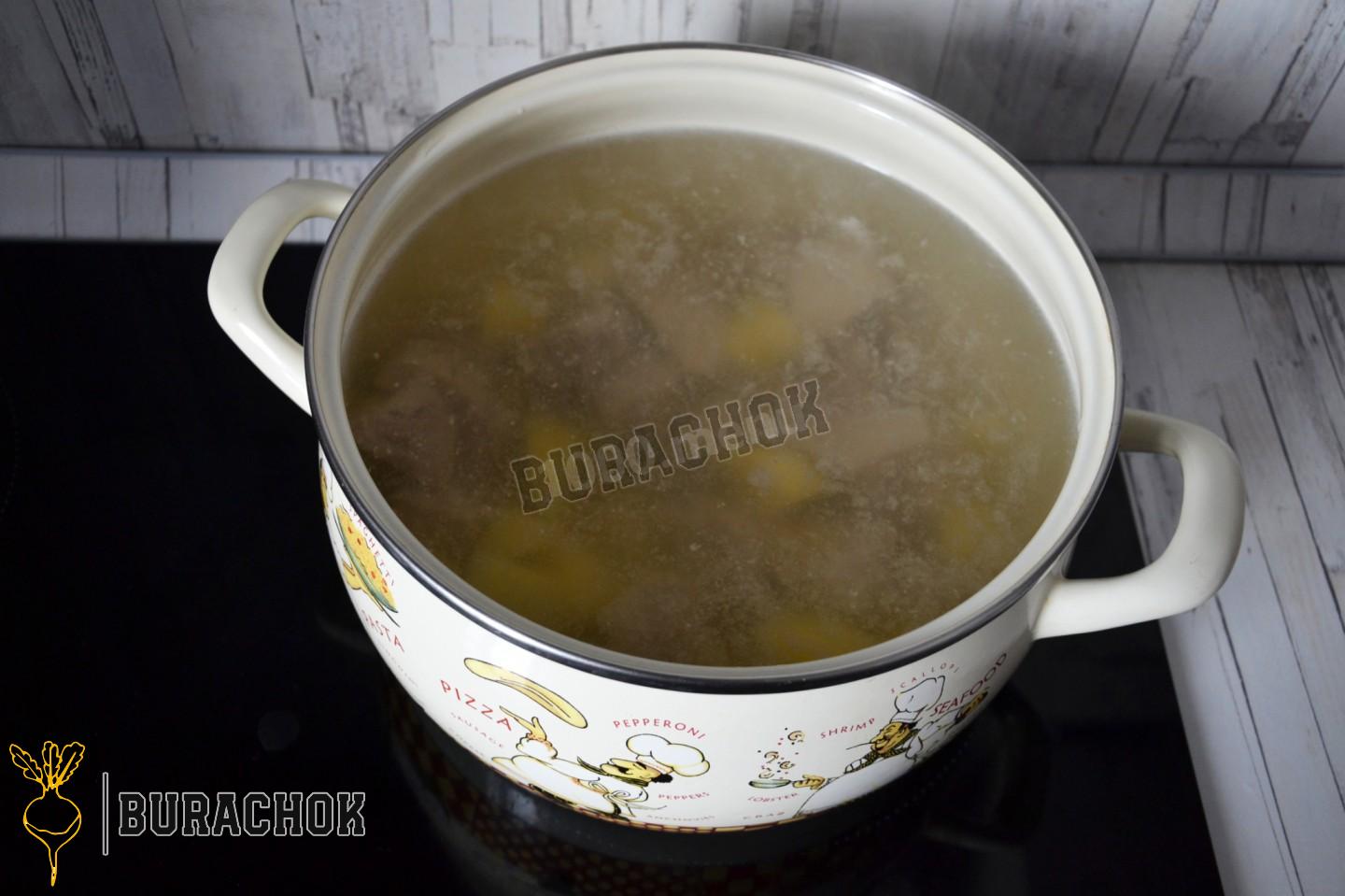 Борщ з селери та свининою без цибулі