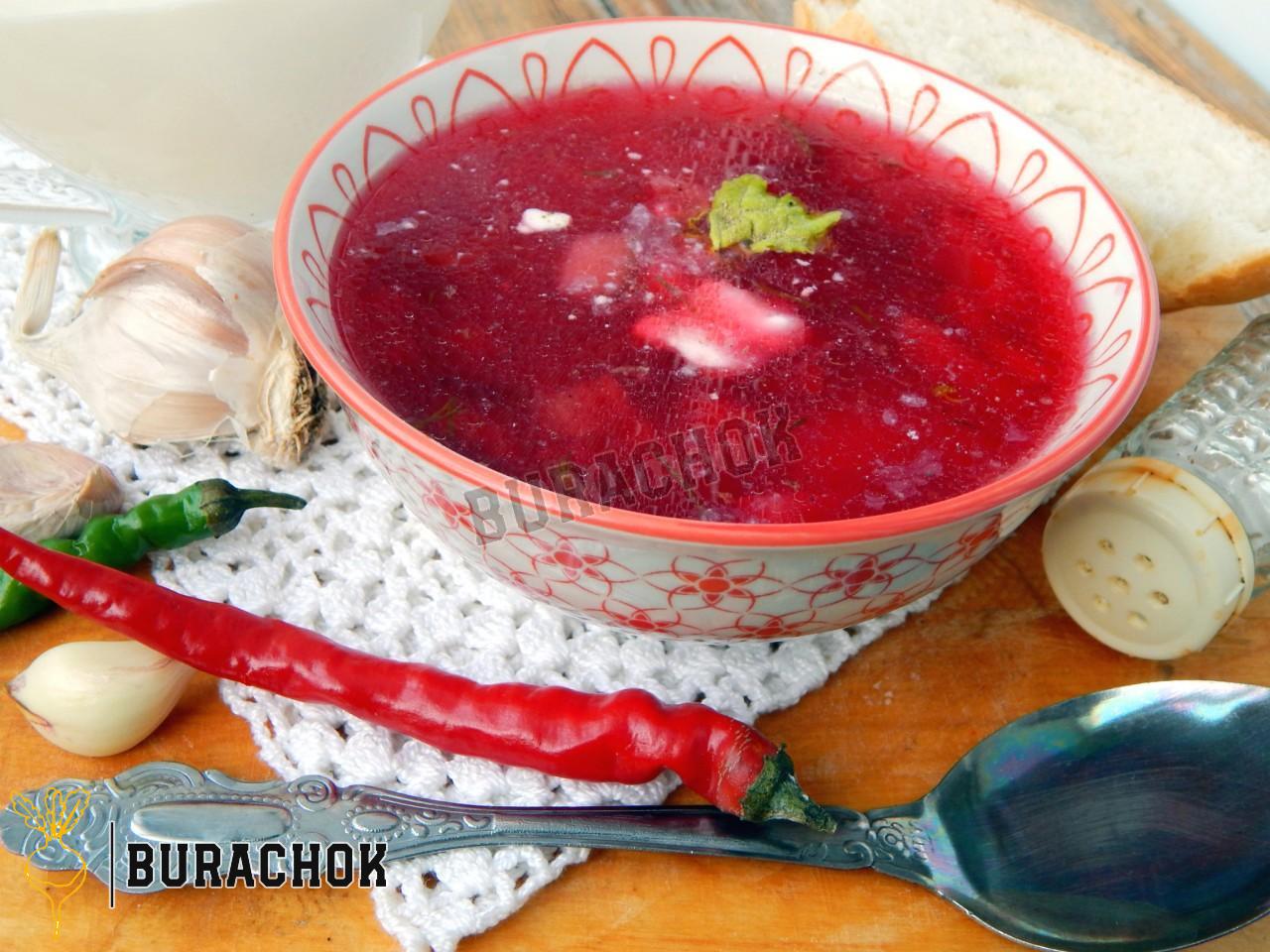 Борщ з куркою, буряком та томатною пастою