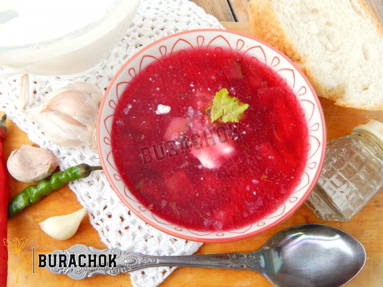 Борщ з куркою, буряком та томатною пастою