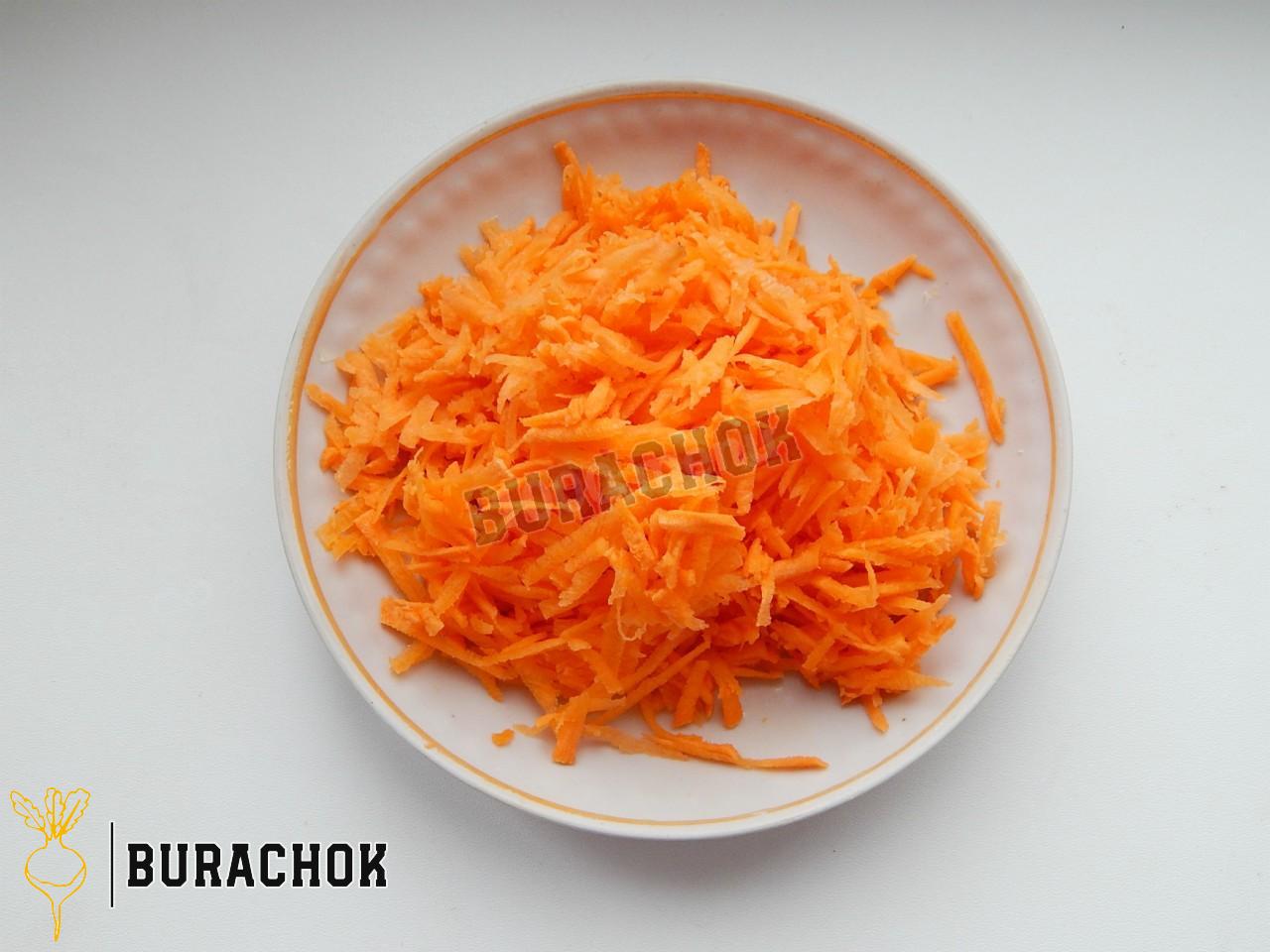 Борщ з куркою, буряком та томатною пастою