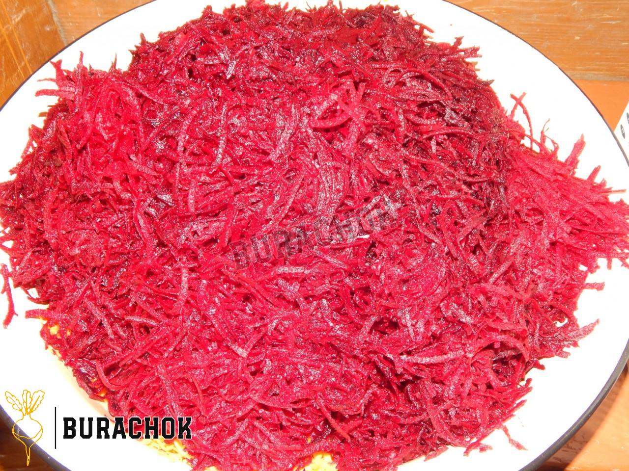 Борщ з куркою, буряком та томатною пастою