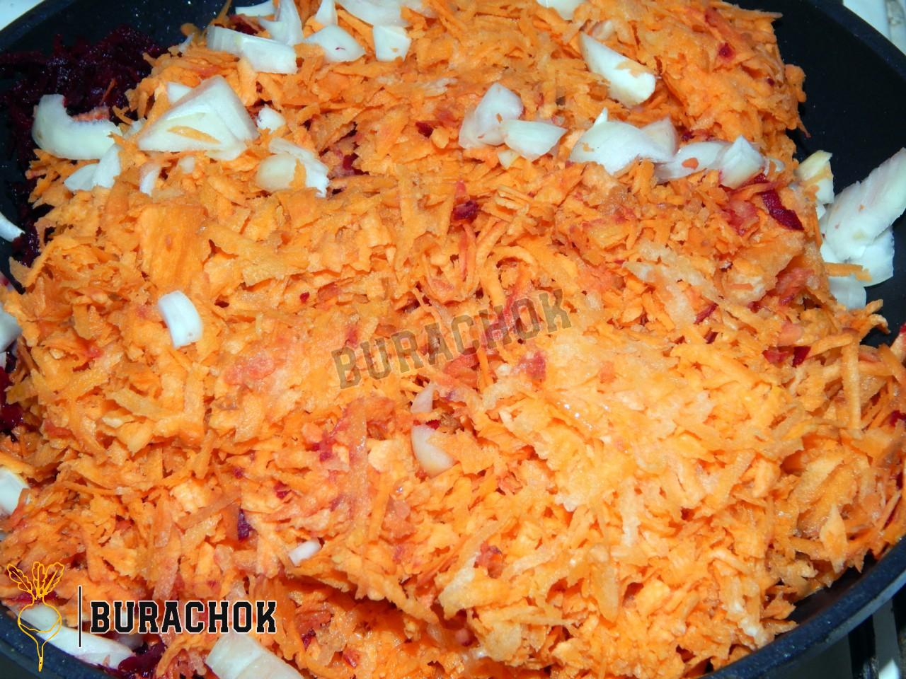 Борщ з куркою, буряком та томатною пастою