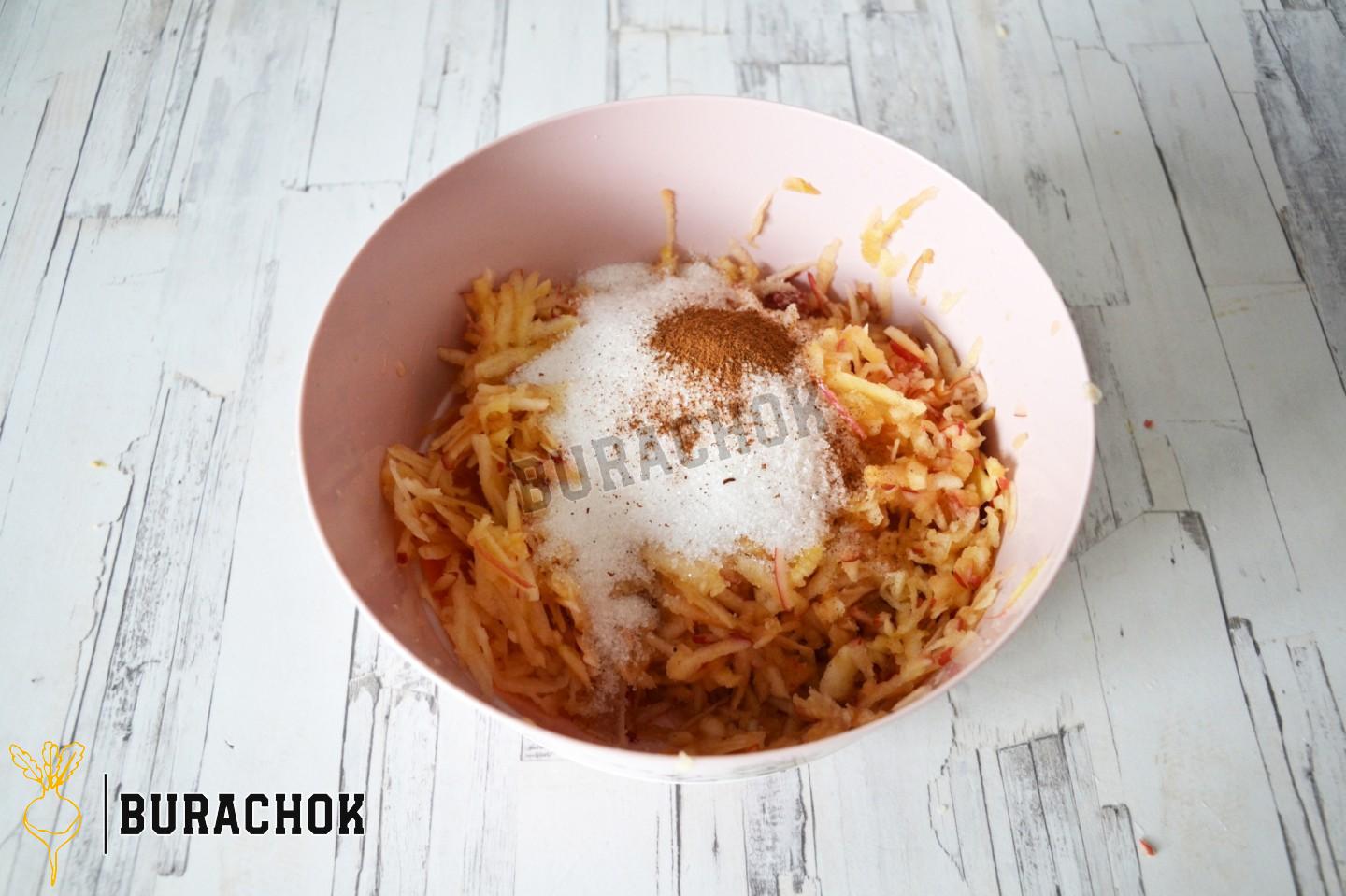 Пісочна шарлотка з яблуками