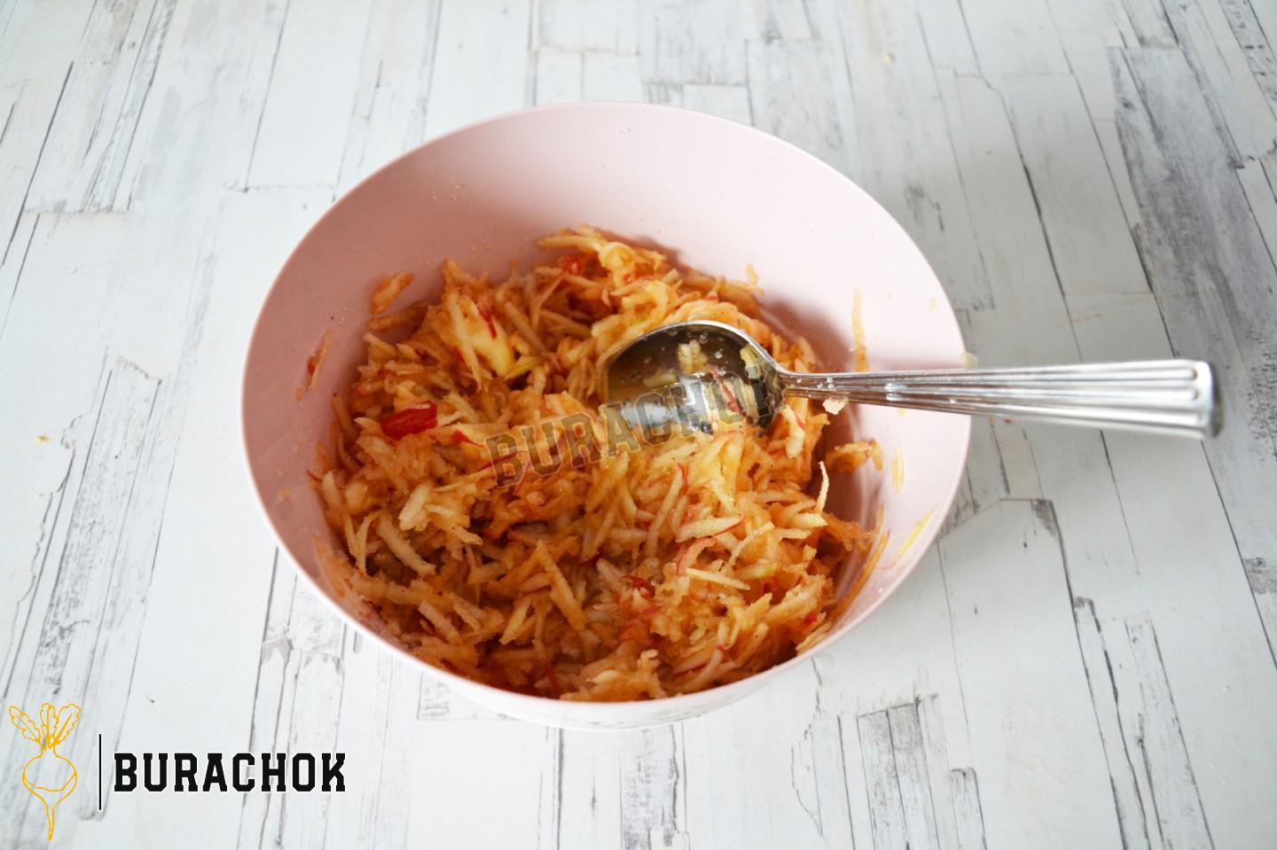 Пісочна шарлотка з яблуками