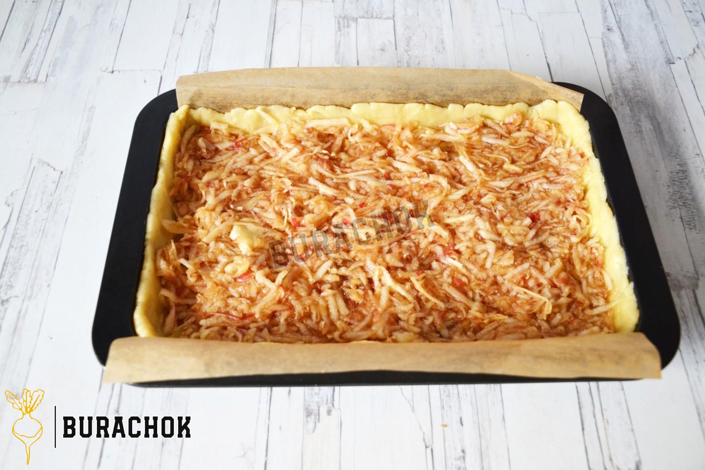 Пісочна шарлотка з яблуками