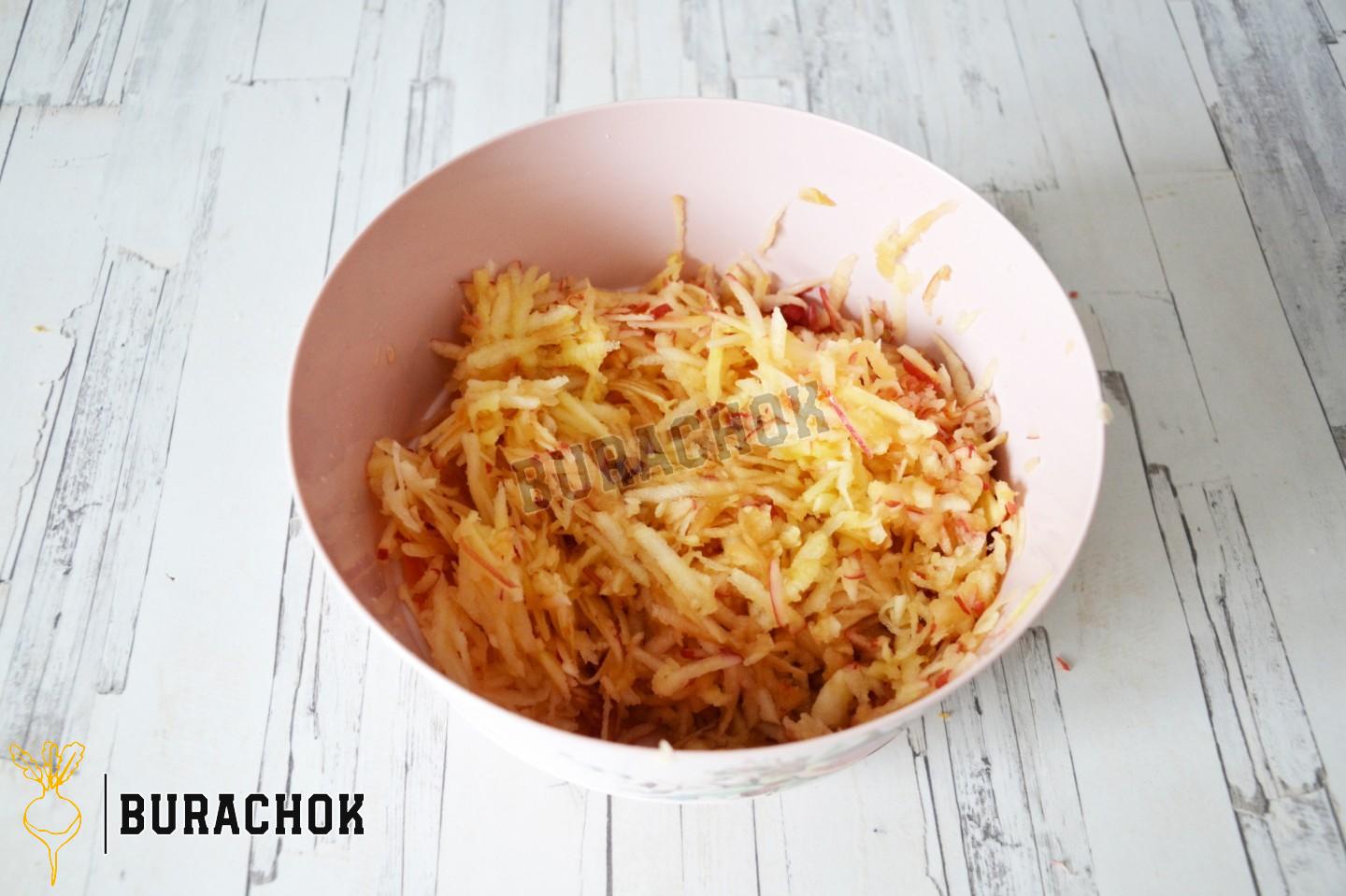 Пісочна шарлотка з яблуками