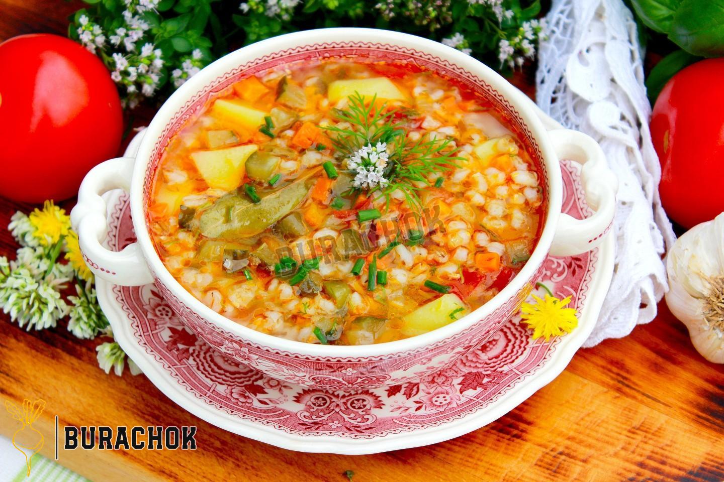 Пісний рассольник з перловкою та солоними огірками