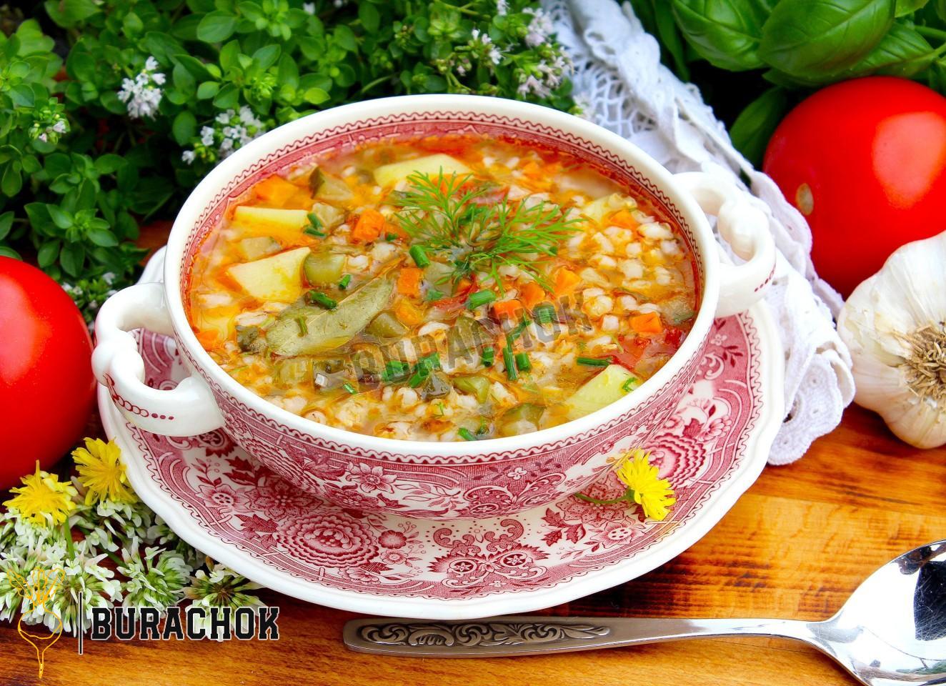 Пісний рассольник з перловкою та солоними огірками