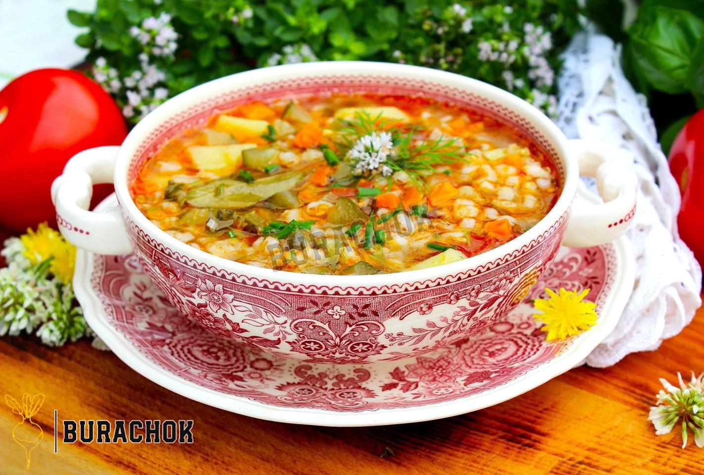 Пісний рассольник з перловкою та солоними огірками